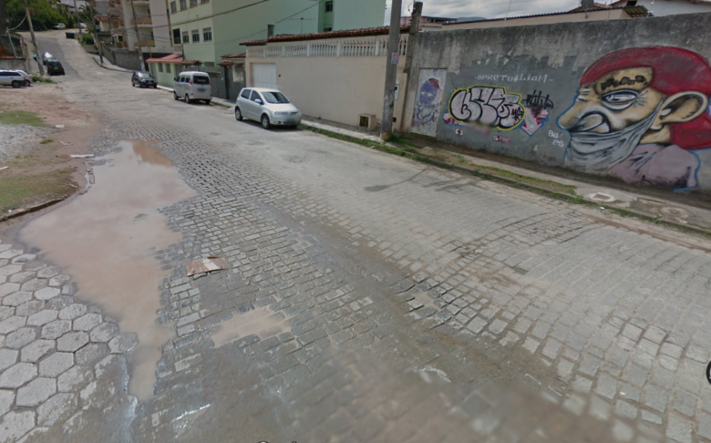 Moradores apontam problemas em rua pavimentada com pedras em Guarapari
