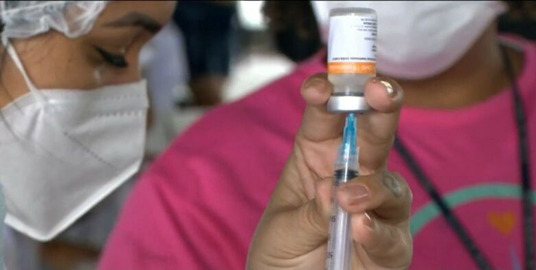 Dezembro começa com duas ações da vacinação contra Covid-19 em Guarapari