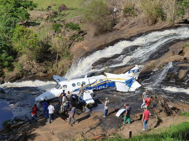 Cantora Marília Mendonça morre após acidente de avião em Minas Gerais
