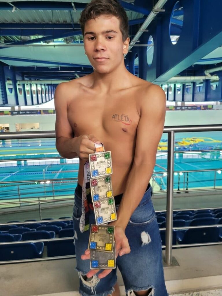 Nadador de Guarapari conquista quatro ouros e uma prata nas Paralimpíadas Escolares 2021