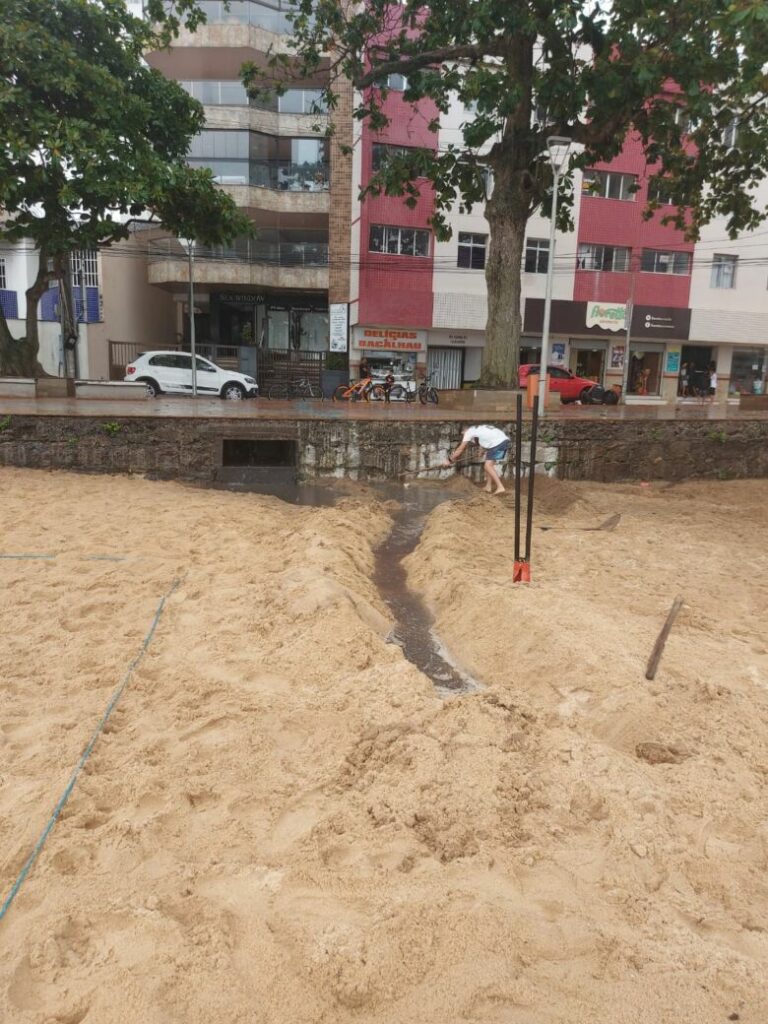 Moradora de Guarapari reclama de esgoto na Praia das Castanheiras; segundo a prefeitura é água da chuva