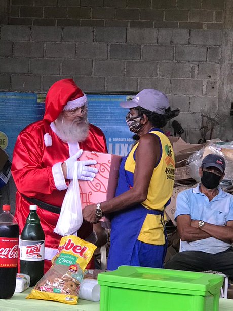 Aposentado se veste de Papai Noel e doa cestas de Natal para associados da ASSCAMARG em Guarapari