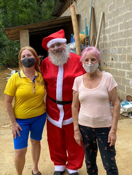 Aposentado se veste de Papai Noel e doa cestas de Natal para associados da ASSCAMARG em Guarapari