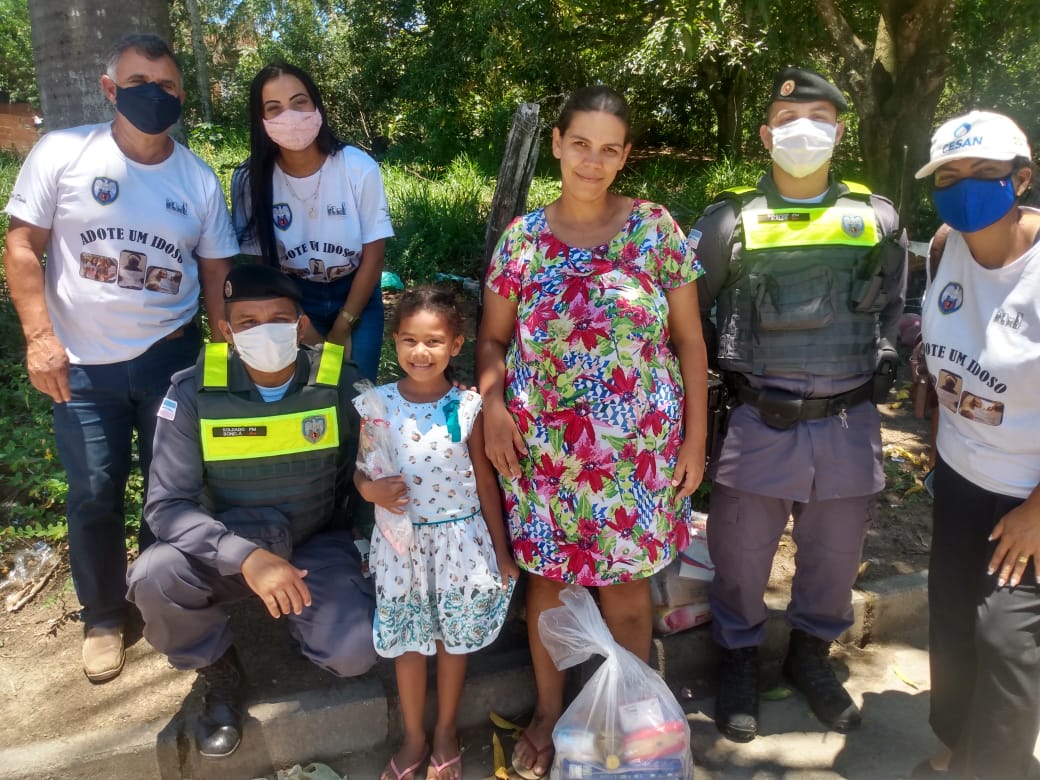 Famílias carentes e idosos de Guarapari recebem doações com apoio da PM