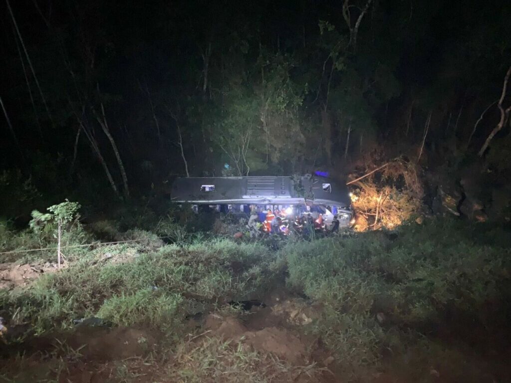 Ônibus de turismo que seguia para Guarapari tomba e deixa dois mortos