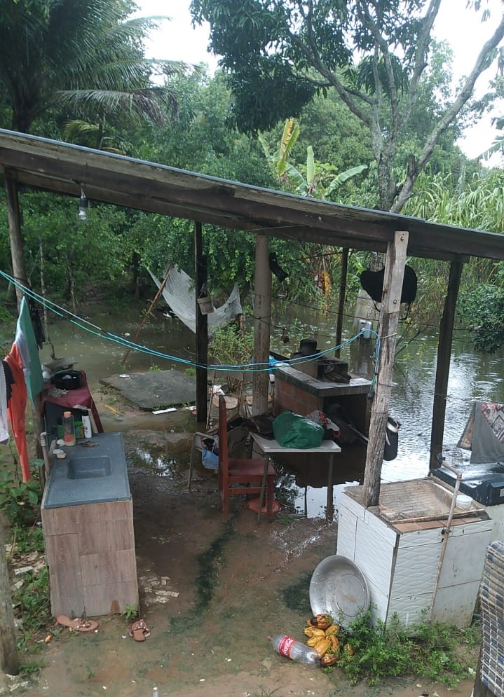 Após chuvas, moradores de Setiba convivem com alagamento em Guarapari