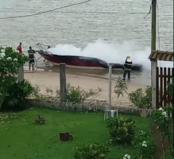 Embarcação pega fogo em Guarapari
