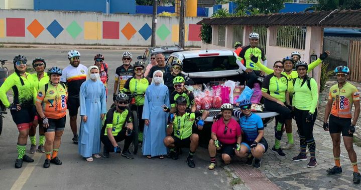 Pedal com solidariedade: ciclistas alegram fim de ano de idosos de Guarapari