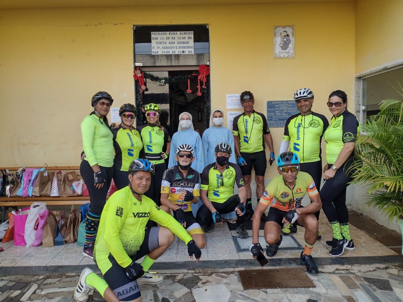 Pedal com solidariedade: ciclistas alegram fim de ano de idosos de Guarapari