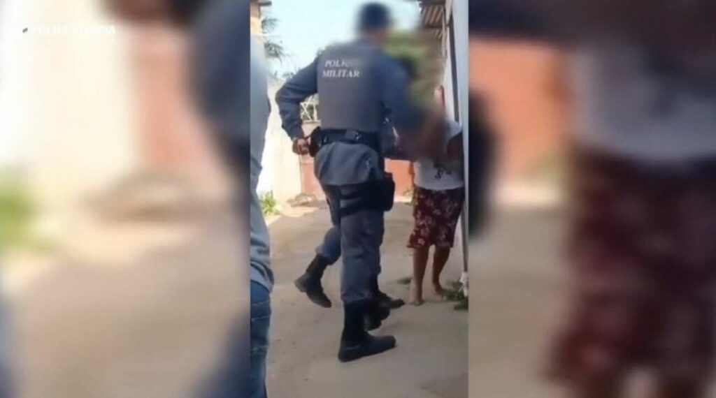 Policiais agressão mulher em surto em Guarapari vídeo violência