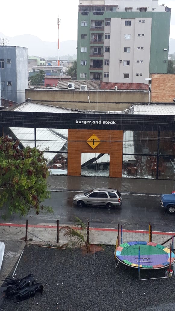 Temporal causa destruição em Guarapari