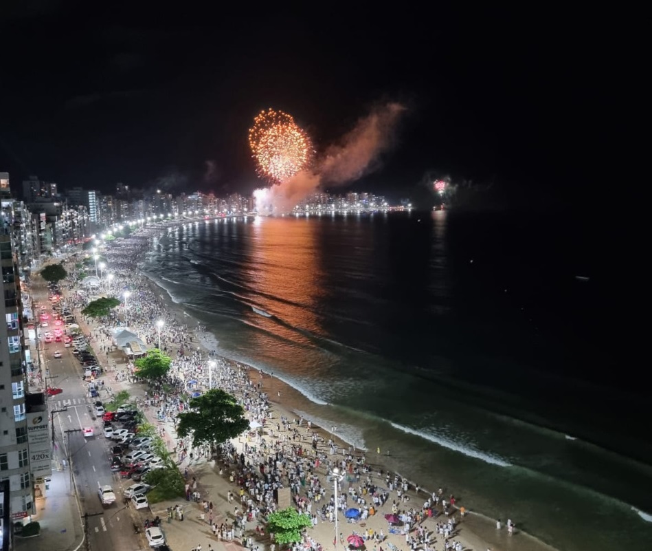 Comemorações de réveillon viram a noite nas praias de Guarapari