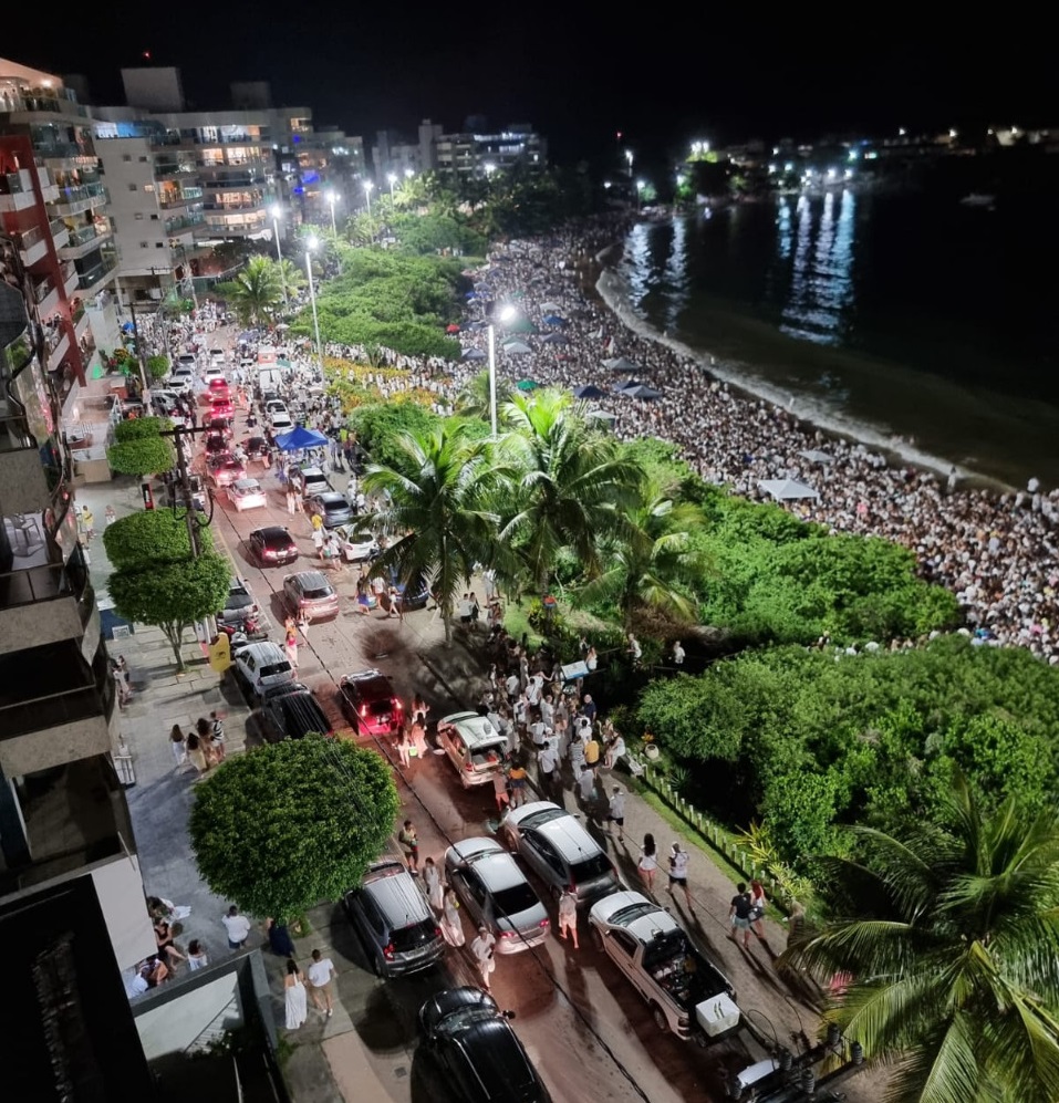 Comemorações de réveillon viram a noite nas praias de Guarapari