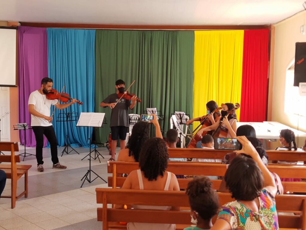 Projeto em Santa Mônica oferece aulas de instrumentos para crianças de Guarapari