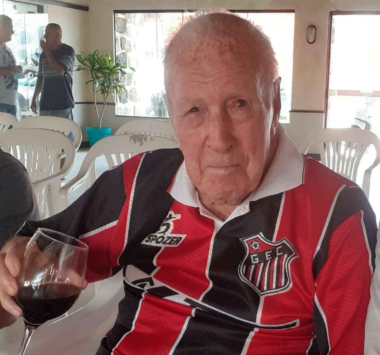 Artigo: Seu Rubinho toma vinho a caminho do centenário; um de seus segredos!