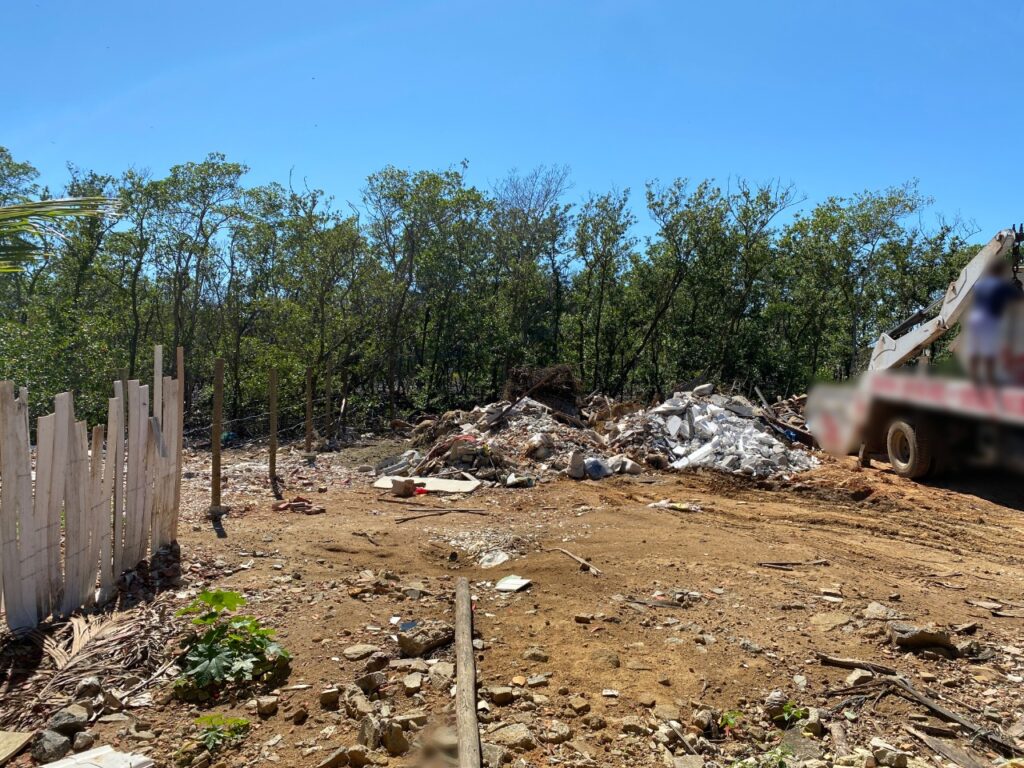 Registros mostram empresa de coleta de entulho fazendo descarte em região de mangue em Guarapari