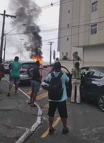 Vídeos: veículo pega fogo e assusta população na Prainha de Muquiçaba, em Guarapari