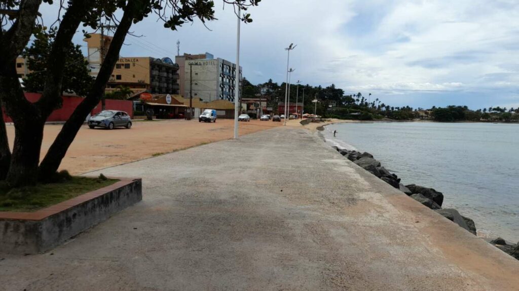Obras de revitalização da orla e de pavimentação das ruas em Meaípe seguem paradas em Guarapari