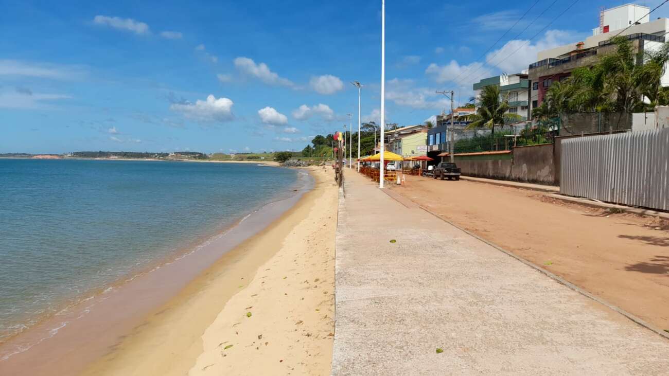 Obras de revitalização da orla e de pavimentação das ruas em Meaípe seguem paradas em Guarapari