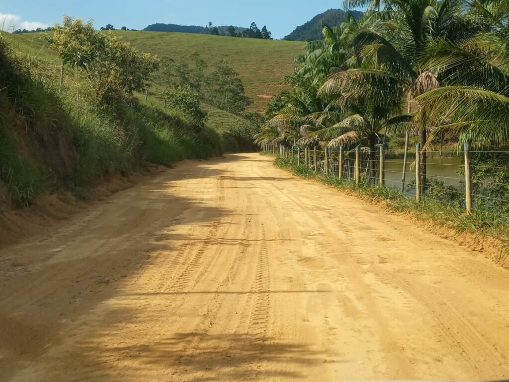 Estradas rurais de Anchieta recebem melhorias