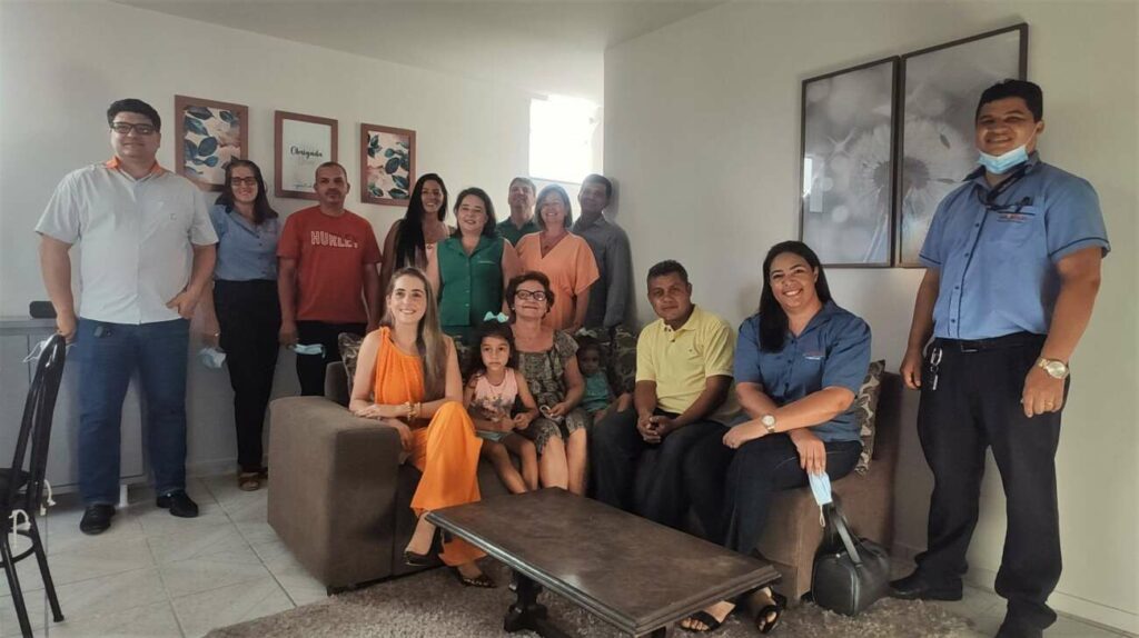 Moradora de Guarapari concorre a reforma de banheiro e ganha casa nova em promoção de Dia das Mães