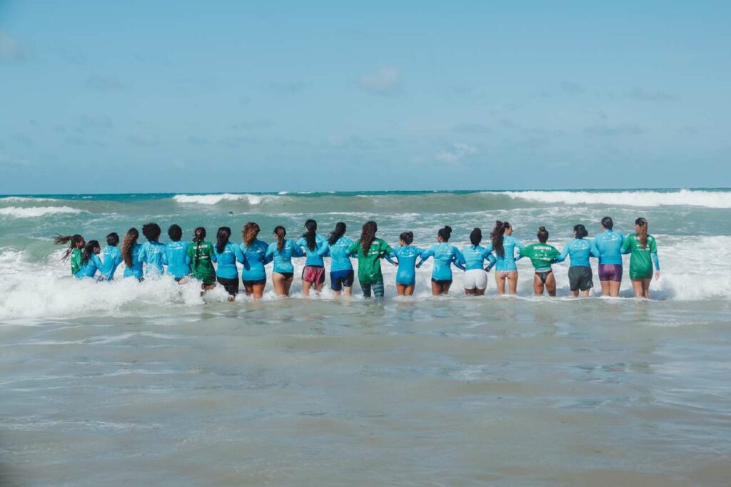 Projeto social ensina e incentiva o surfe entre mulheres de Guarapari