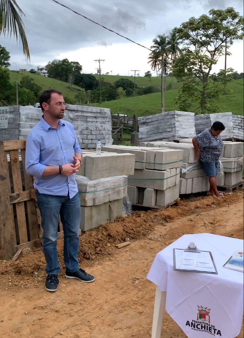 Prefeito de Anchieta visita e inspeciona obras no município