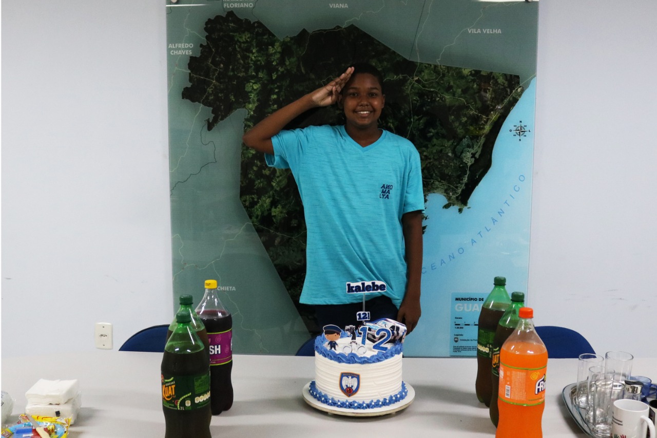 Admirador da PM de 12 anos comemora aniversário no 10 º Batalhão em Guarapari