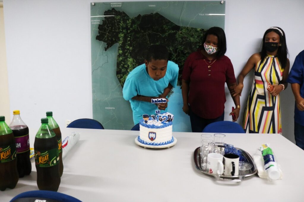 Admirador da PM de 12 anos comemora aniversário no 10 º Batalhão em Guarapari