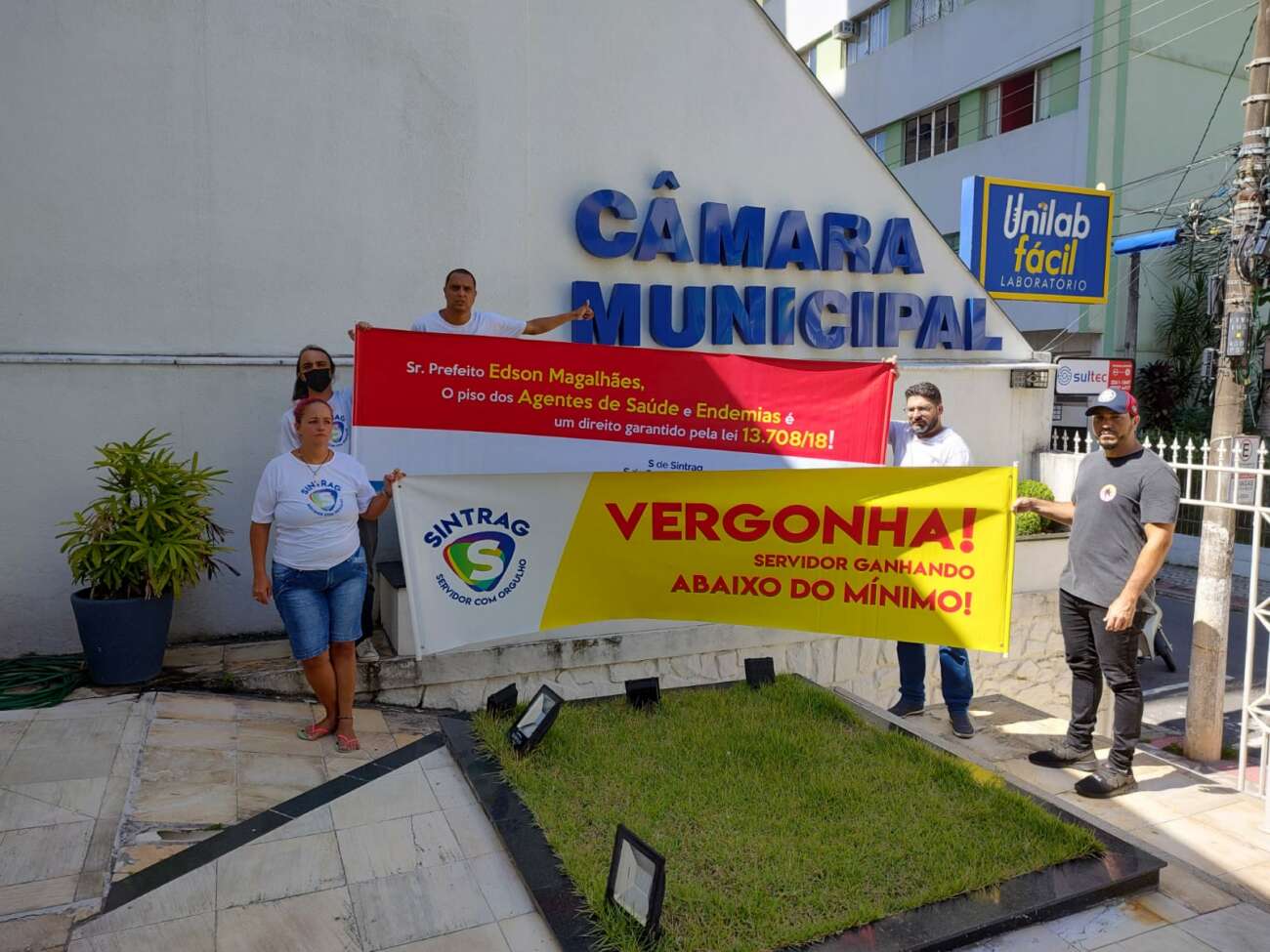 Sob protestos, vereadores aprovam aumento para prefeito e agentes políticos de Guarapari