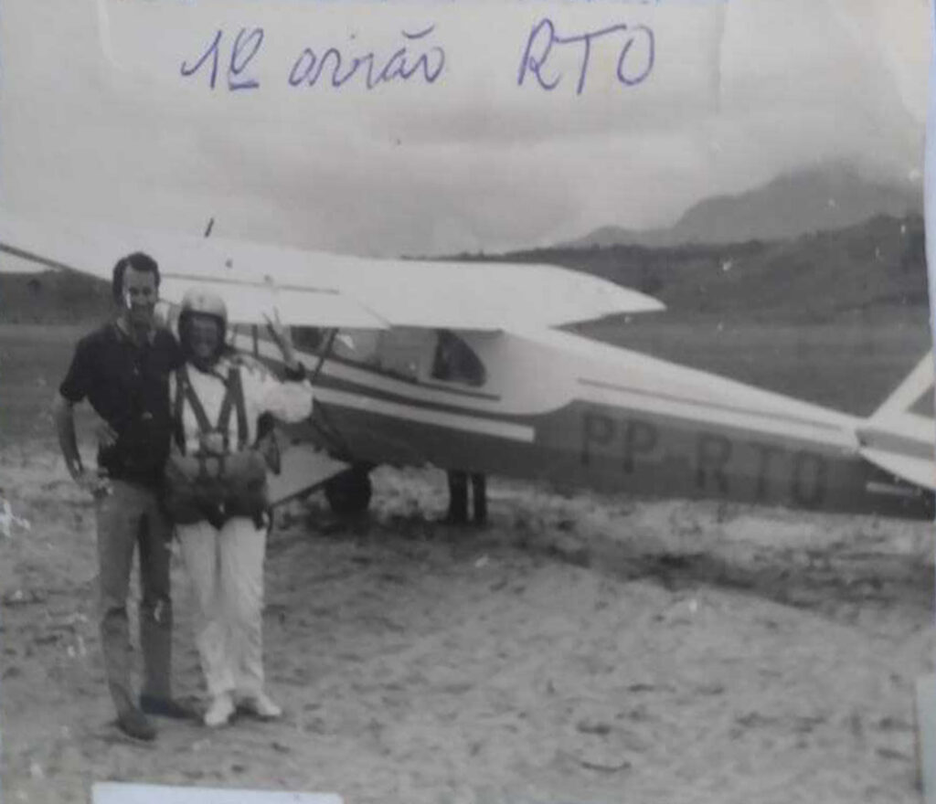 Adyr Fonseca: aventuras e lições da primeira mulher paraquedista de Guarapari