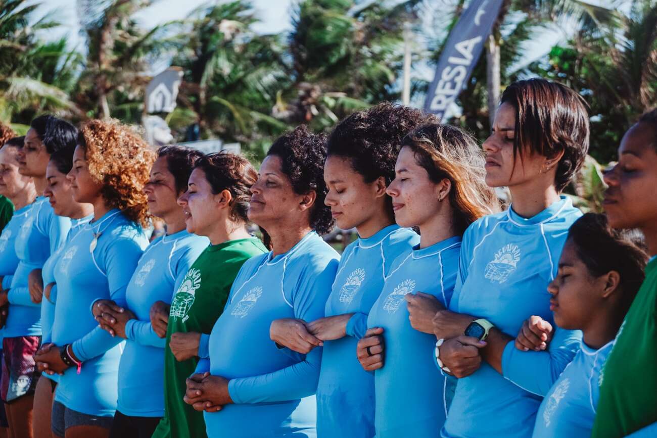 Projeto social ensina e incentiva o surfe entre mulheres de Guarapari