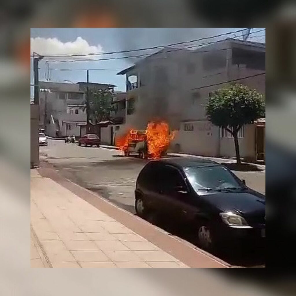 Vídeos: veículo pegou fogo em Guarapari na manhã de quarta-feira (23)