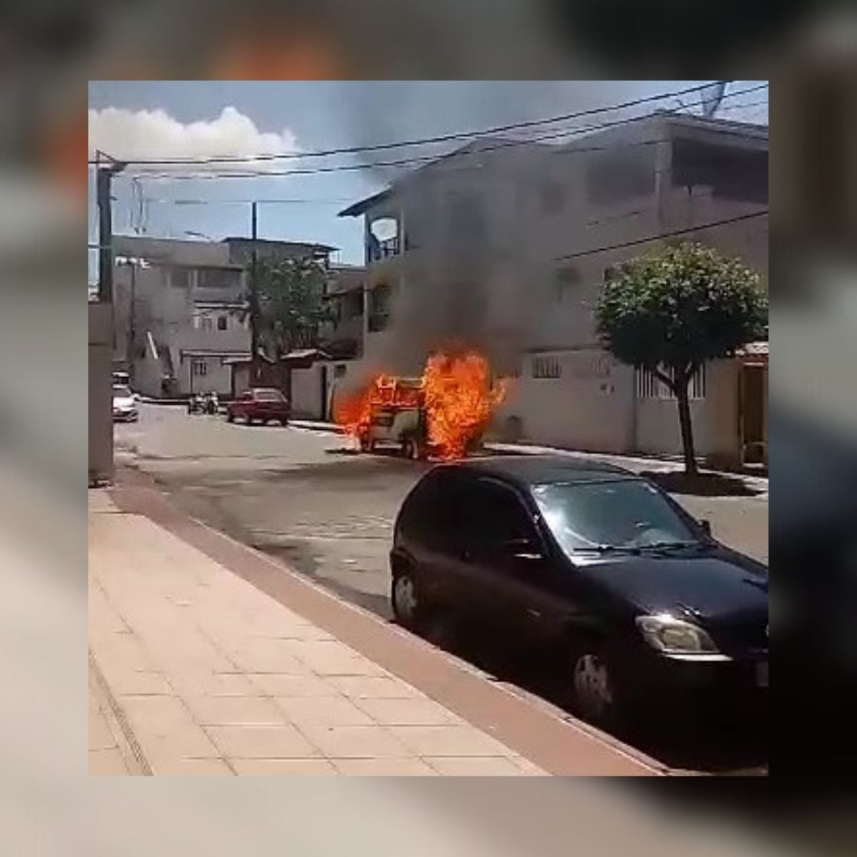 Vídeos: veículo pegou fogo em Guarapari na manhã de quarta-feira (23)