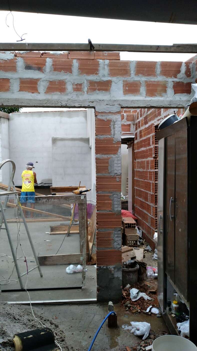 Guarapari: temporal devasta casa em construção; casal pede ajuda para recomeçar