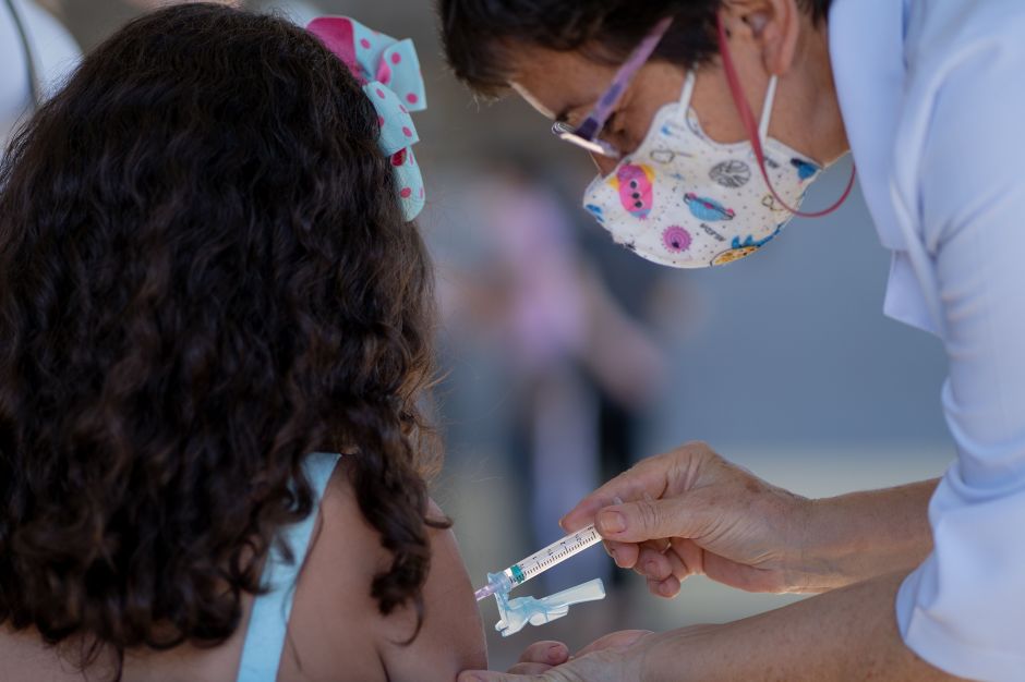 Governo do ES anuncia vacinação contra a covid-19 para crianças de 3 a 5 anos