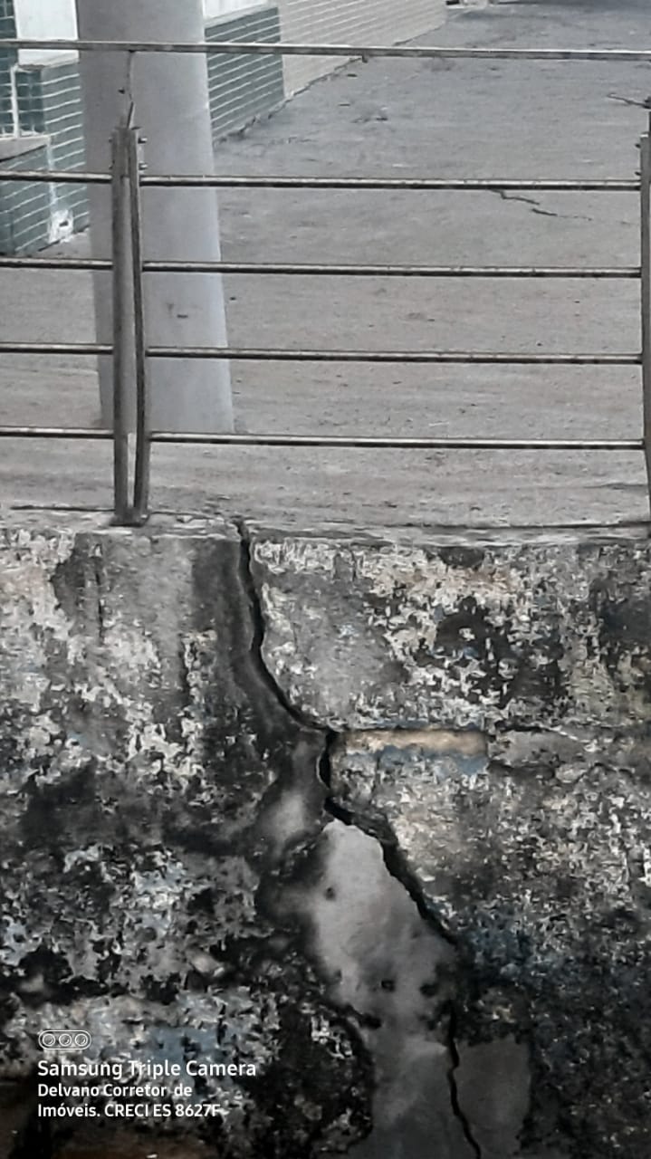 Rachaduras em calçadão no Centro de Guarapari assustam moradores