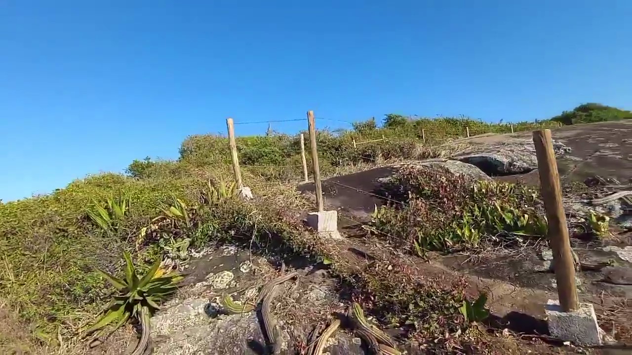 Guarapari: cerca é construída nas pedras da Praia do Netuno