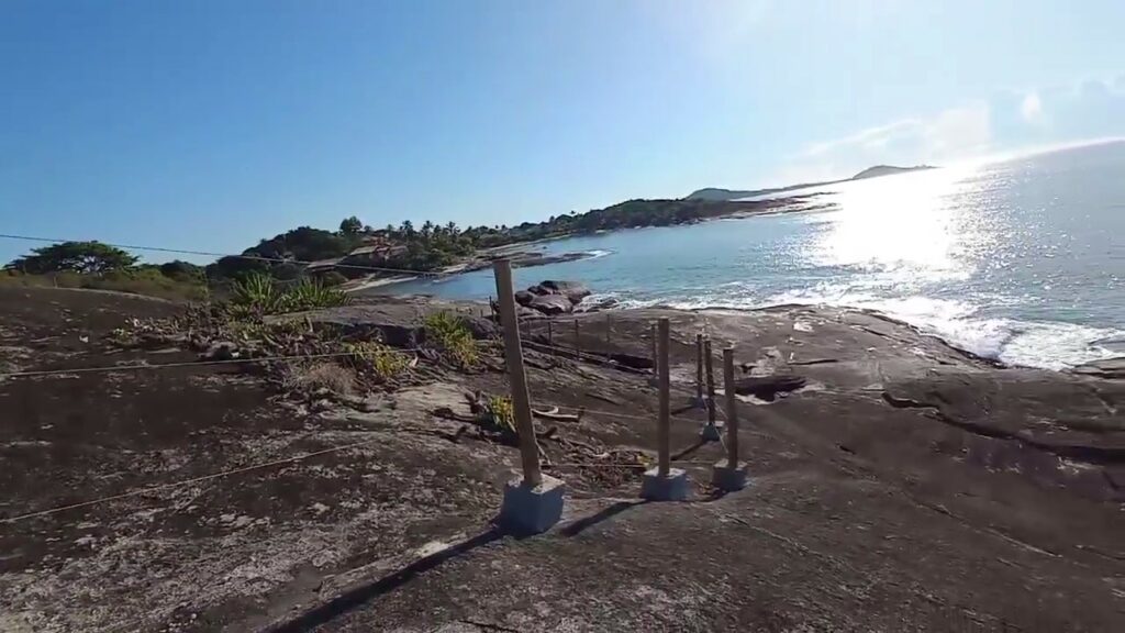 Guarapari: cerca é construída nas pedras da Praia do Netuno