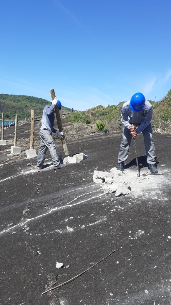Cerca construída nas pedras da Praia do Netuno começa a ser retirada em Guarapari