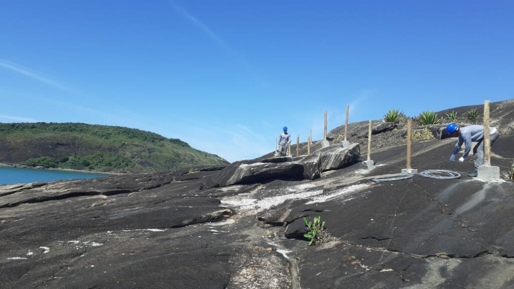 Cerca construída nas pedras da Praia do Netuno começa a ser retirada em Guarapari