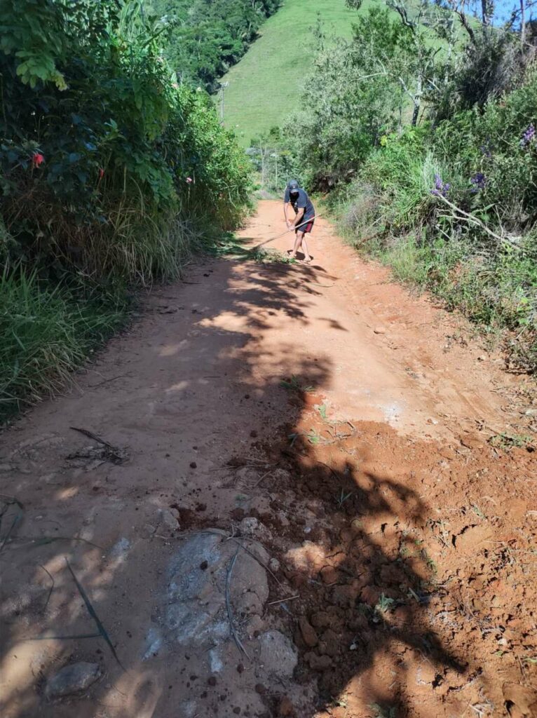Comunidade no interior de Guarapari reclama que está há anos sem serviços nas estradas