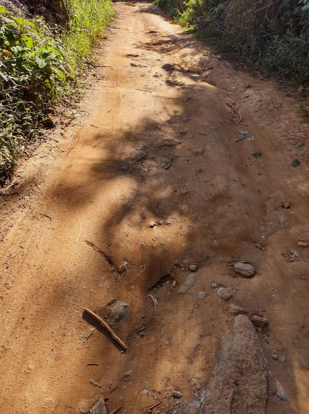 Comunidade no interior de Guarapari reclama que está há anos sem serviços nas estradas