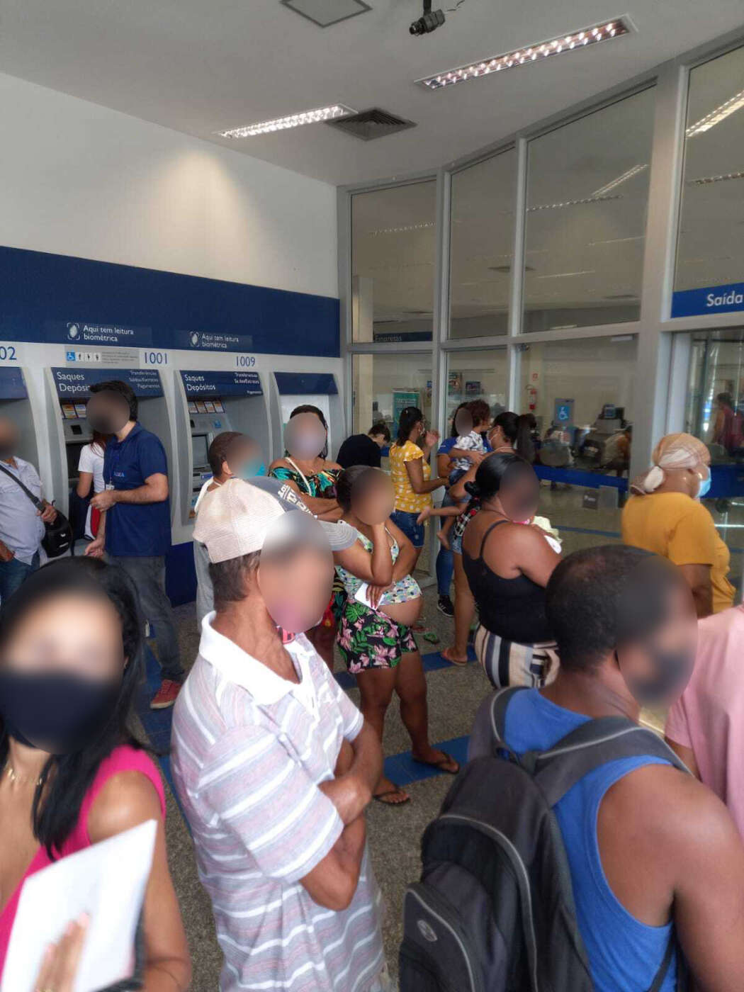 Clientes esperam por atendimento do lado de fora de agência bancária em Guarapari