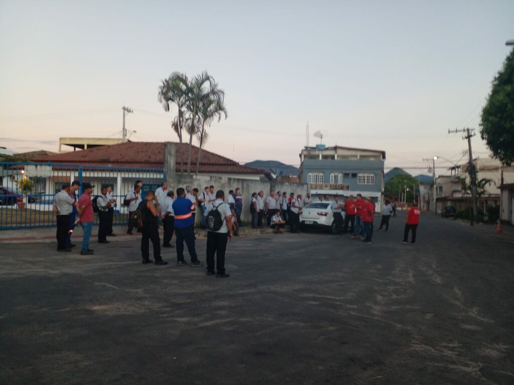 Panorama: greve de ônibus de Guarapari continua e população recorre às vans