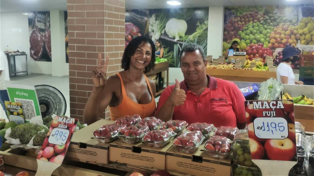 Cosmira Cardoso e Luciano Vieira, feirantes, no primeiro dia de funcionamento do Mercado do Produtor Rural de Guarapari
