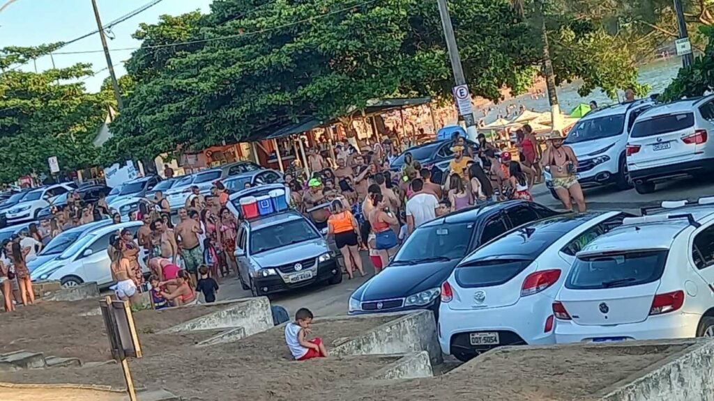 Carnaval 2022 tem aglomerações e praias lotadas em Guarapari