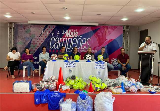 Alfredo Chaves: crianças e adolescentes recebem materiais esportivos do projeto Campeões de Futuro
