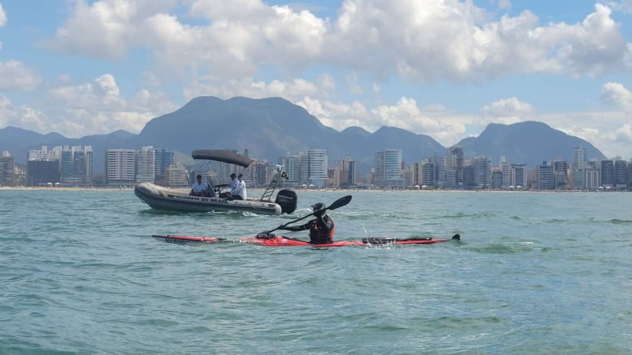 Canoísta que faz expedição pela costa brasileira chega a Guarapari