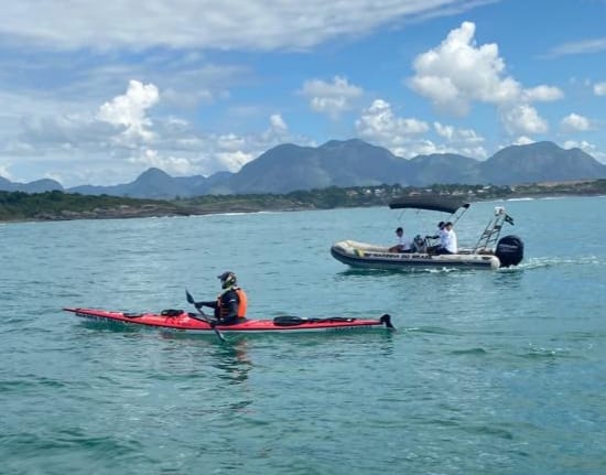 Canoísta que faz expedição pela costa brasileira chega a Guarapari